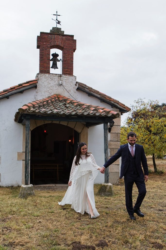 Natural and intimate wedding couple portraits outside a rustic chapel in the countryside. Timeless wedding photography by Flor de Sal Photo.