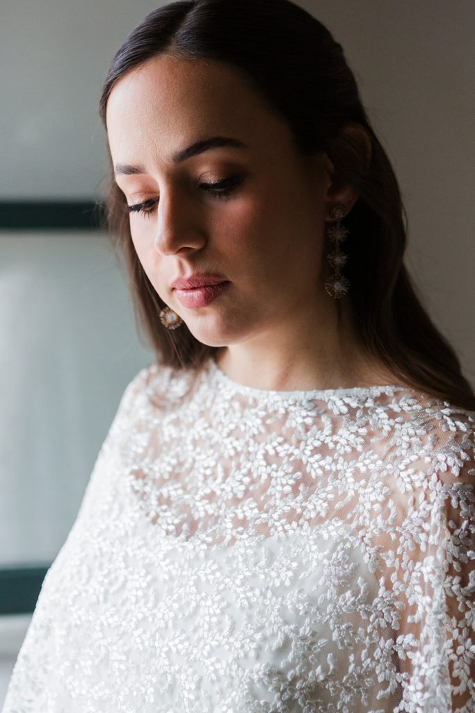 Fine art bridal details including vintage earrings, a pastel rose bouquet, and an elegant bride in a lace dress. Artistic wedding photography by Flor de Sal Photo.