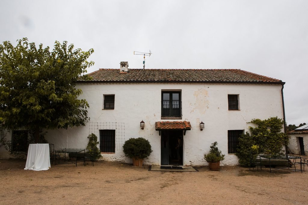 Outdoor destination wedding venue and catering details, featuring an outdoor fire setup and a berry pavlova cake. Destination wedding photographer Flor de Sal Photo.