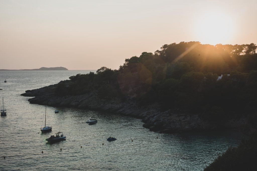 atardecer en cala saladeta fotografía documental de boda en Ibiza por Flor de Sal Photo