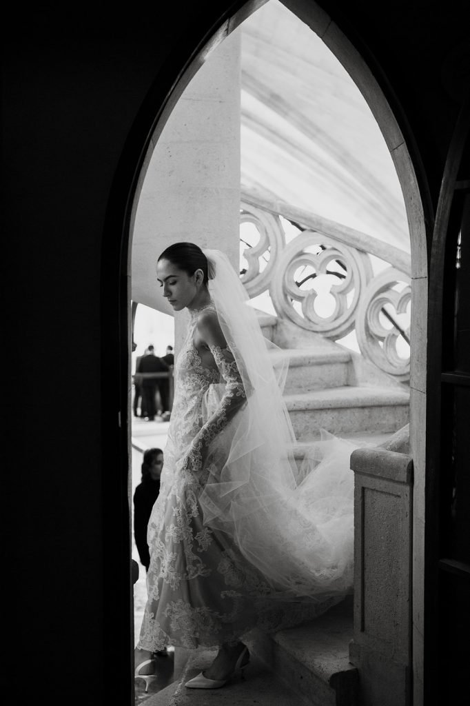 Fotografía editorial de novia bajando escaleras del hotel Landa en Burgos, estilo documental de lujo en Madrid por Flor de Sal.
