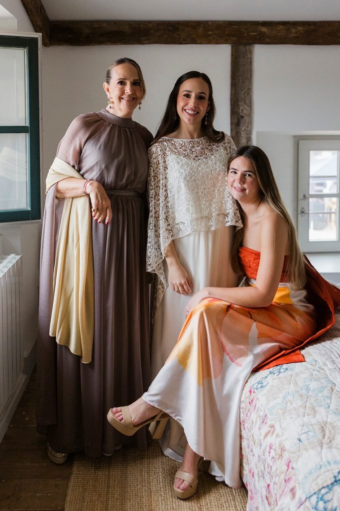 Retrato elegante y natural de grupo de mujeres e invitadas en el interior durante una boda en finca Aldeallana en Segovia, fotografía de bodas por Flor de Sal
