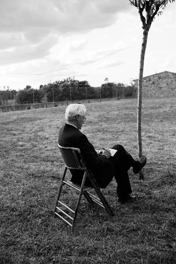 Fotoperiodismo de boda artístico en blanco y negro, capturando momentos naturales, espontáneos y elegantes por flor de sal photo en la costa brava, barcelona