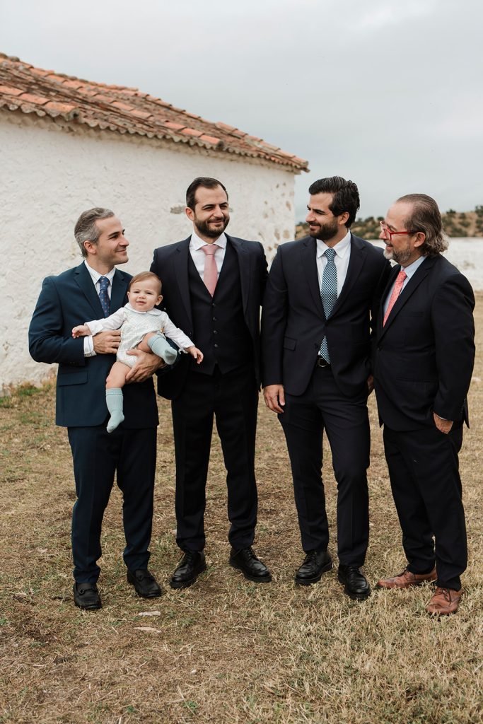 Retrato familiar relajado durante una boda en finca Aldeallana en Segovia, fotografía de bodas por Flor de Sal