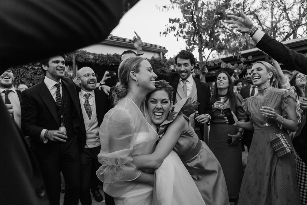 Momento espontáneo y divertido de familia en una boda en finca los Cuadros en Madrid, estilo de fotografía de boda natural y fotoperiodismo por flor de sal photo