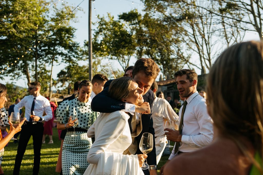 Momento espontáneo y divertido de invitados en una boda en el Parador de Baiona, estilo de fotografía de boda natural y fotoperiodismo por flor de sal photo