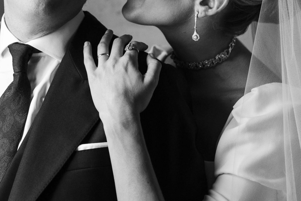 Retrato elegante de pareja el día de su boda hecho en Valencia por Flor de Sal Photo