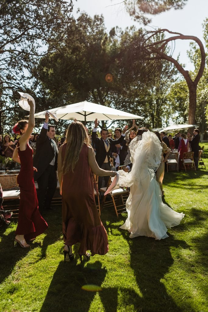 Foto documental de una boda en soto de mozanaque, Madrid hecha por Flor de Sal Photo